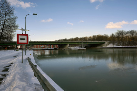 Eingestellter Schiffsverkehr an der Hindenburgschleuse in Hannover