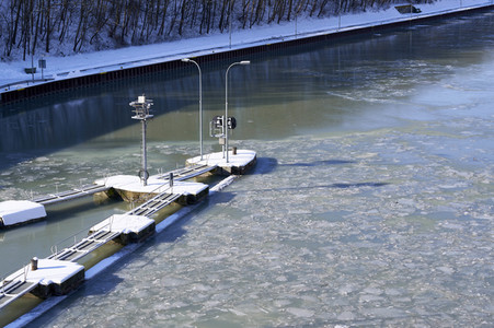 Eingestellter Schiffsverkehr an der Hindenburgschleuse in Hannover
