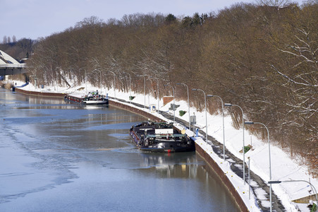 Eingestellter Schiffsverkehr an der Hindenburgschleuse in Hannover