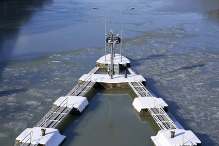 Eingestellter Schiffsverkehr an der Hindenburgschleuse in Hannover