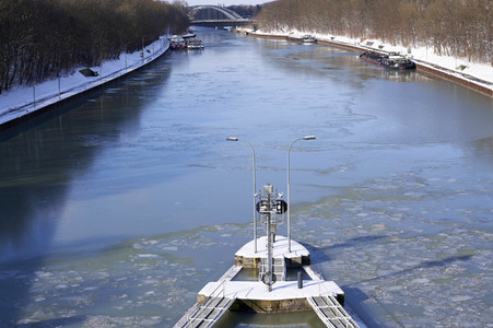 Eingestellter Schiffsverkehr an der Hindenburgschleuse in Hannover