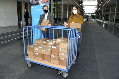 Übergabe Unterschriftenlisten an den Petitionsausschuss des Deutschen Bundestags in Berlin