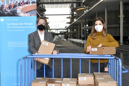 Übergabe Unterschriftenlisten an den Petitionsausschuss des Deutschen Bundestags in Berlin