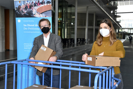 Übergabe Unterschriftenlisten an den Petitionsausschuss des Deutschen Bundestags in Berlin