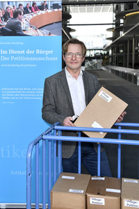Übergabe Unterschriftenlisten an den Petitionsausschuss des Deutschen Bundestags in Berlin