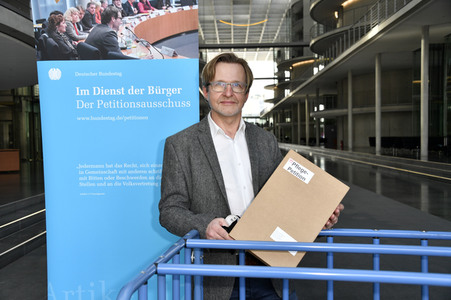 Übergabe Unterschriftenlisten an den Petitionsausschuss des Deutschen Bundestags in Berlin