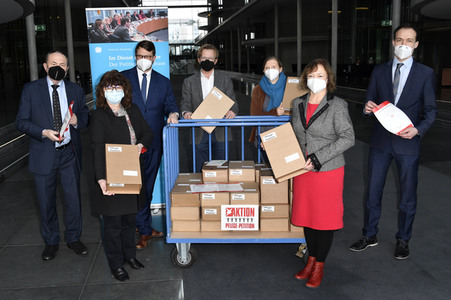 Übergabe Unterschriftenlisten an den Petitionsausschuss des Deutschen Bundestags in Berlin