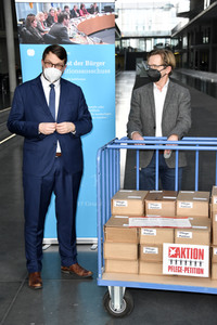 Übergabe Unterschriftenlisten an den Petitionsausschuss des Deutschen Bundestags in Berlin