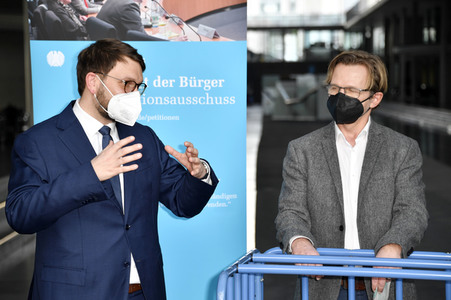 Übergabe Unterschriftenlisten an den Petitionsausschuss des Deutschen Bundestags in Berlin