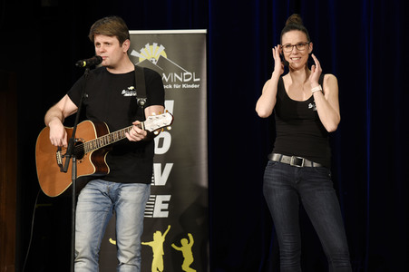 Andi Starek und Andrea Merkert beim 'Schlawindl Move' in Haar