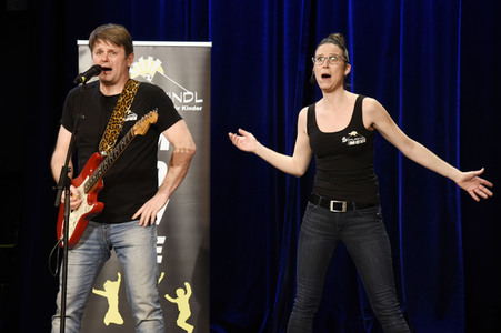 Andi Starek und Andrea Merkert beim 'Schlawindl Move' in Haar