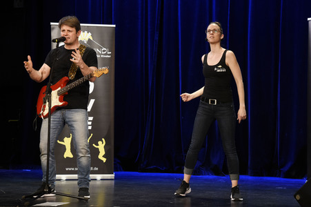 Andi Starek und Andrea Merkert beim 'Schlawindl Move' in Haar