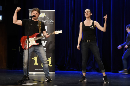 Andi Starek und Andrea Merkert beim 'Schlawindl Move' in Haar