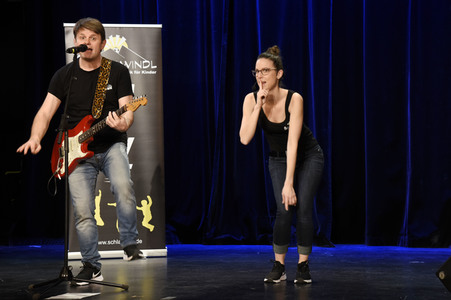 Andi Starek und Andrea Merkert beim 'Schlawindl Move' in Haar