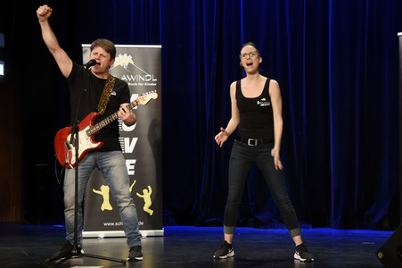 Andi Starek und Andrea Merkert beim 'Schlawindl Move' in Haar