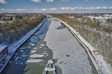 Eingestellter Schiffsverkehr auf dem Mittellandkanal in Hannover