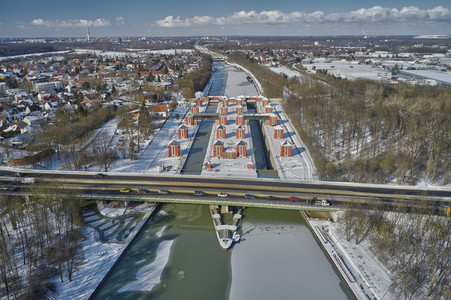 Eingestellter Schiffsverkehr auf dem Mittellandkanal in Hannover