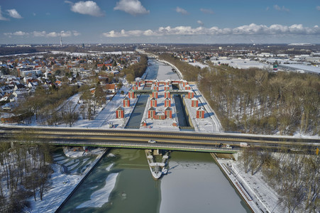 Eingestellter Schiffsverkehr auf dem Mittellandkanal in Hannover