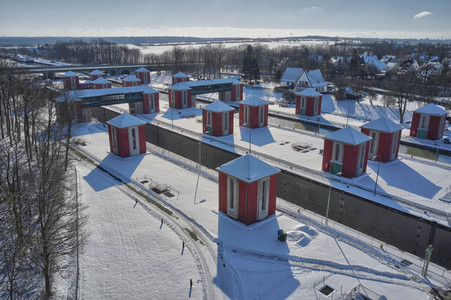 Eingestellter Schiffsverkehr auf dem Mittellandkanal in Hannover