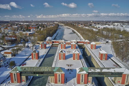 Eingestellter Schiffsverkehr auf dem Mittellandkanal in Hannover