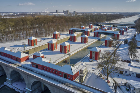 Eingestellter Schiffsverkehr auf dem Mittellandkanal in Hannover