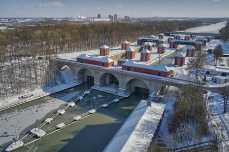 Eingestellter Schiffsverkehr auf dem Mittellandkanal in Hannover