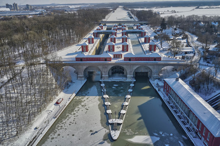 Eingestellter Schiffsverkehr auf dem Mittellandkanal in Hannover