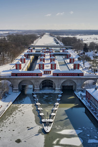 Eingestellter Schiffsverkehr auf dem Mittellandkanal in Hannover