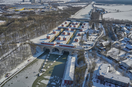 Eingestellter Schiffsverkehr auf dem Mittellandkanal in Hannover