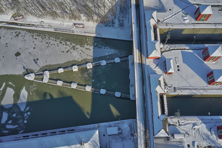 Eingestellter Schiffsverkehr auf dem Mittellandkanal in Hannover