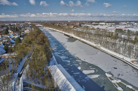 Eingestellter Schiffsverkehr auf dem Mittellandkanal in Hannover