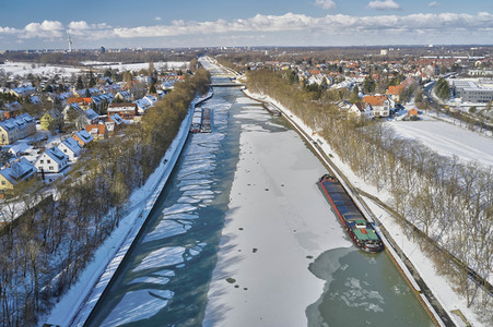 Eingestellter Schiffsverkehr auf dem Mittellandkanal in Hannover
