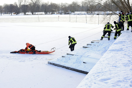 Feuerwehr-Übung Eisretten in Potsdam