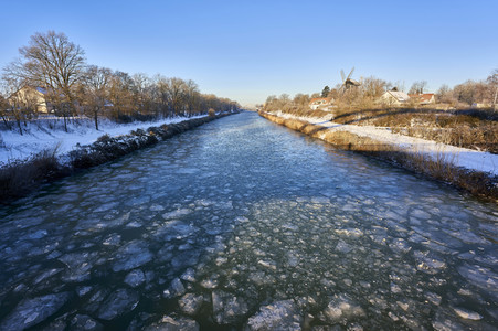 Eis auf dem Mittellandkanal in Hannover