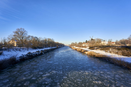 Eis auf dem Mittellandkanal in Hannover
