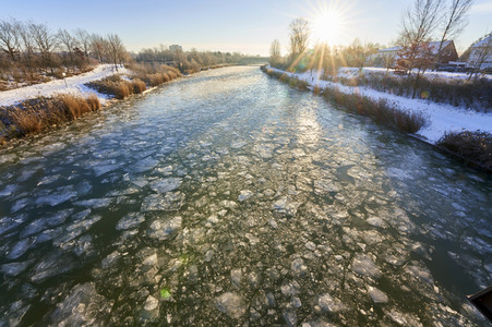 Eis auf dem Mittellandkanal in Hannover