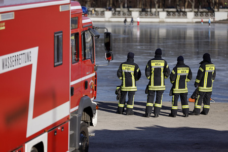 Feuerwehrübung Eisrettung in Köln