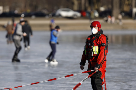 Feuerwehrübung Eisrettung in Köln