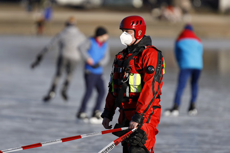 Feuerwehrübung Eisrettung in Köln