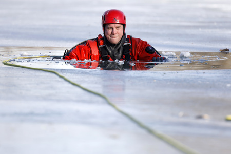 Feuerwehrübung Eisrettung in Köln