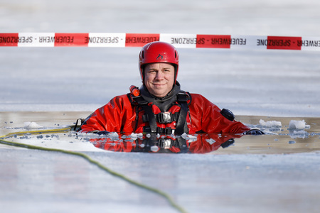 Feuerwehrübung Eisrettung in Köln