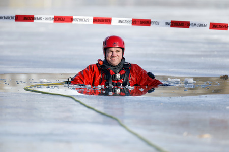 Feuerwehrübung Eisrettung in Köln