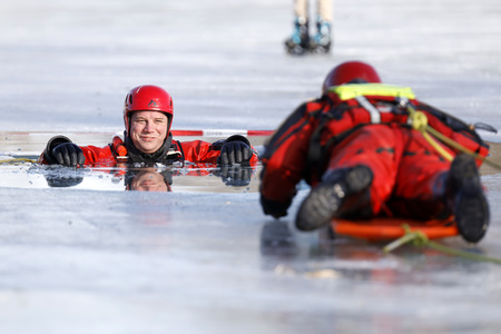 Feuerwehrübung Eisrettung in Köln