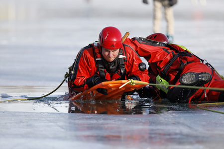 Feuerwehrübung Eisrettung in Köln
