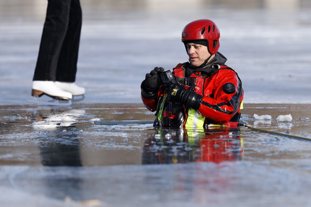 Feuerwehrübung Eisrettung in Köln