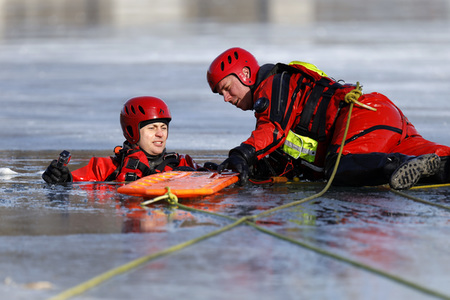 Feuerwehrübung Eisrettung in Köln