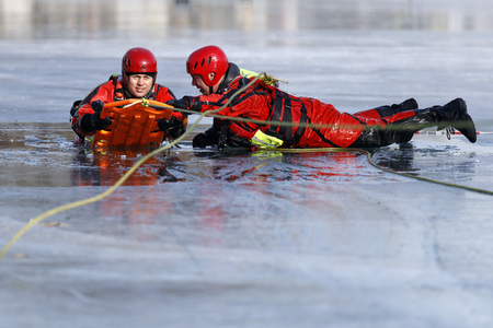 Feuerwehrübung Eisrettung in Köln