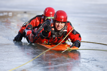 Feuerwehrübung Eisrettung in Köln