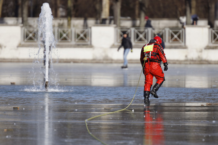 Feuerwehrübung Eisrettung in Köln