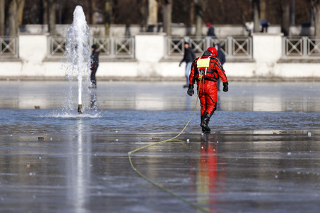 Feuerwehrübung Eisrettung in Köln